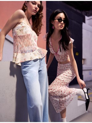 Koton Çiçekli Tül Dantel Bluz Crop Fiyonk Detaylı Fırfırlı V Yaka Slim Fit