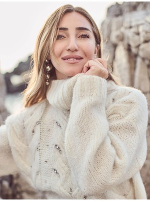 Koton Şahika Ercümen x Koton - Yarım Balıkçı Yaka Boncuklu Kazak