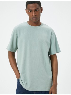 Koton Basic Tişört Dokulu Etiket Baskılı Bisiklet Yaka Kısa Kollu