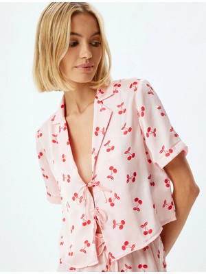 Koton Kiraz Baskılı Crop Pijama Üstü Fiyonk Bağlamalı Kısa Kollu Gömlek Yaka