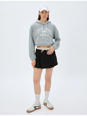 Koton Crop Kapşonlu Sweatshirt Kolej Temalı Baskılı Üç Iplik Rahat Kalıp