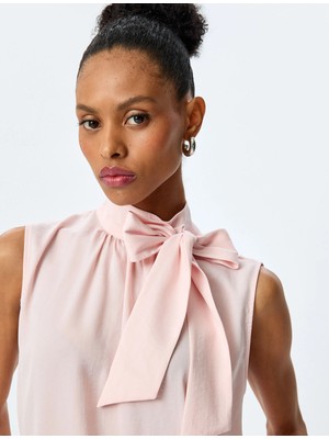 Koton Bağlama Detaylı Dik Yaka Kolsuz Saten Bluz