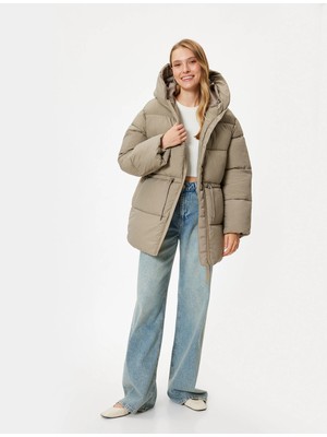 Koton Kadın Oversize Kapşonlu Şişme Mont Kahve %85 Polyester %15 Pamuk Astarlı Uzun Kol