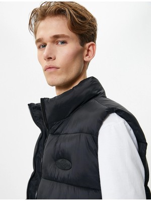 Koton Şişme Yelek Kolsuz Fermuarlı Dik Yaka Etiket Baskılı Cep Detaylı