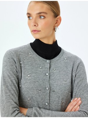 Koton x Melis Ağazat -  Düğmeli Uzun Kollu Bisiklet Yaka Taşlı Triko Hırka