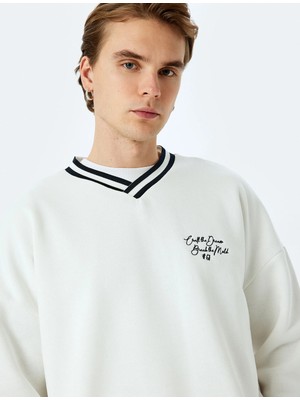 Koton Uzun Kollu Çizgi Detaylı Slogan Işlemeli V Yaka Sweatshirt
