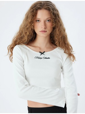 Koton Crop Tişört Ispanyol Kollu Slogan Işlemeli Kayık Yaka Fiyonklu Slim Fit