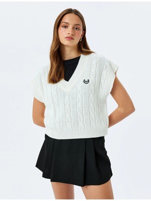 Koton Nakış Detaylı V Yaka Oversize Saç Örgü Süveter