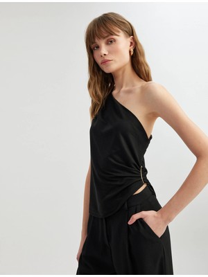 Koton Metal Aksesuarlı Drape Detaylı Kolsuz Viskon Karışımlı Tek Omuz Bluz