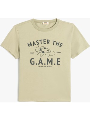 Koton Bisiklet Yaka Oyun Temalı Baskılı Kısa Kollu Pamuklu Tişört