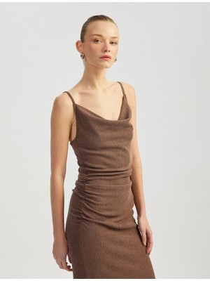 Koton Arkadan Yırtmaç Detaylı Drapeli Dokulu Ince Askılı Midi Boy Elbise