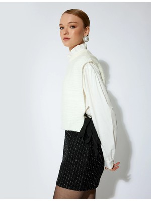 Koton x Sibil Çetinkaya - Yanları Bağlama Detaylı Dokulu Yuvarlak Yaka Örgü Süveter