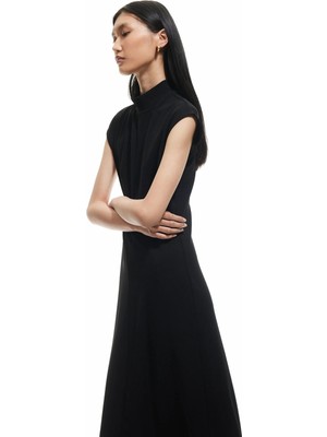 Koton Krep Scuba Kumaş Slim Fit Hafif Dik Yaka Kolsuz Midi Boy Elbise