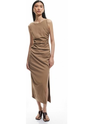 Koton Drape Detaylı Kolsuz Yırtmaçlı Midi Boy Kayık Yaka Elbise