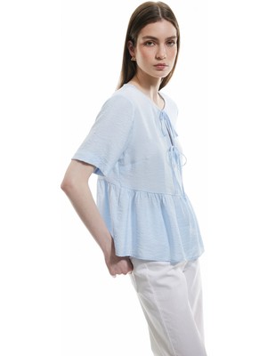 Koton Viskon Kısa Kollu Fiyonk Detaylı Yuvarlak Yaka Peplum Bluz