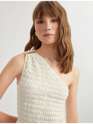 Koton Metal Aksesuarlı Slim Fit Kolsuz Dokulu Tek Omuz Bluz