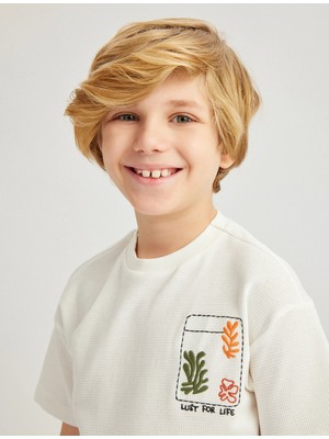 Koton Pamuklu Nakış Detaylı Bisiklet Yaka Kısa Kollu Tişört