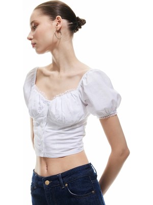 Koton Dar Kesim Dantel Detaylı Kalp Yaka Kısa Balon Kollu Crop Bluz