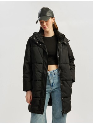 Koton Kapüşonlu Çıtçıt Düğmeli Fermuarlı Oversize Şişme Mont