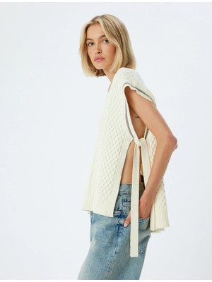 Koton V Yaka Triko Süveter Yanları Pencere Detaylı Bağlamalı Saç Örgü Desenli