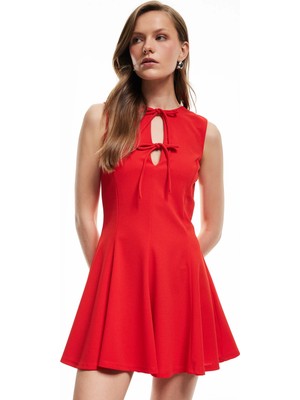 Koton Krep Scuba Kumaş Fiyonk Detaylı Kolsuz Mini Elbise