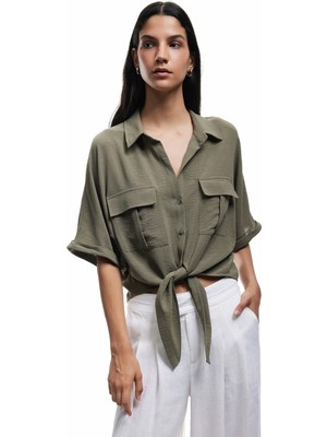 Koton Kısa Kollu Klasik Yaka Bağlama Detaylı Cepli Crop Oversize Bluz