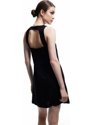 Koton Viskon Keten Karışımlı Arkası Pencere Detaylı Kolsuz Bisiklet Yaka Mini Elbise