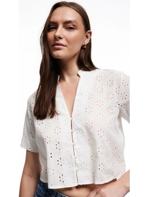 Koton Regular Fit Kısa Kollu V Yaka Fistolu Brodeli Gömlek