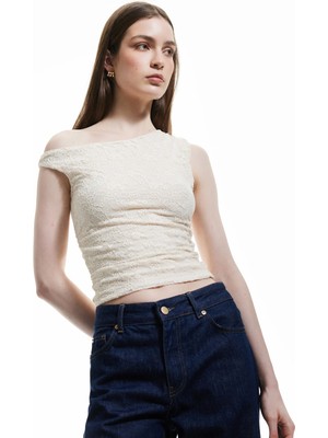 Koton Slim Fit Drape Detaylı Asimetrik Yaka Kolsuz Dantel Bluz