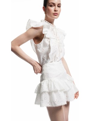 Koton x Melis Ağazat - Astarlı Brodeli Fistolu Fırfırlı Mini Etek