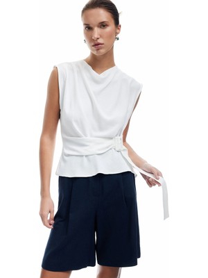 Koton Aksesuar Detaylı Aerobin Kumaş Dökümlü Yaka Kolsuz Bluz