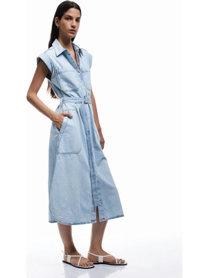 Koton Kolsuz Gömlek Yaka Cep Detaylı Kemerli Midi Boy Denim Elbise
