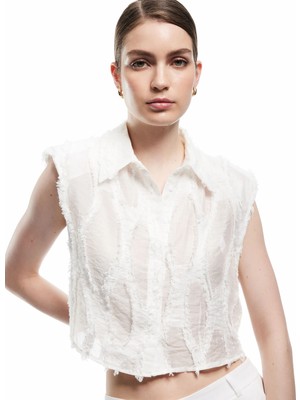 Koton x Melis Ağazat - Viskon Kumaş Astarlı Dokulu Klasik Yaka Kolsuz Crop Gömlek