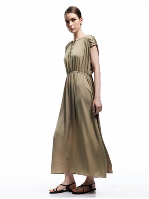 Koton Bağlamalı Yaka Kolsuz Midi Boy Büzgülü Saten Elbise