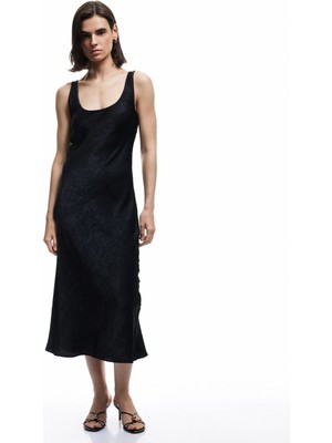 Koton Slim Fit Kolsuz U Yaka Kalın Askılı Uzun Saten Elbise