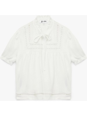 Fiyonklu Bağlama Detaylı Kısa Kollu Dik Yaka Bluz