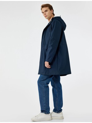 Koton Kapaklı Cep Detaylı Bağcıklı Kapüşonlu Uzun Yağmurluk