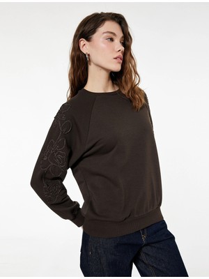 Uzun Kollu Bisiklet Yaka Çiçekli Boncuk Nakış Detaylı Sweatshirt  (Aw 267)