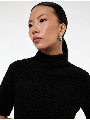 Regular Fit Kısa Kollu Dik Yaka Dokulu Triko Kazak