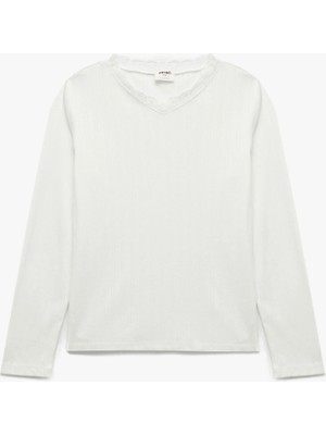 Dantel Yaka Detaylı Uzun Kollu V Yaka Tişört