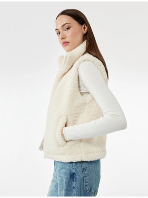Koton Cepli Dik Yaka Kolsuz Fermuarlı Crop Peluş Yelek