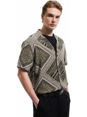 Viskon Kısa Kollu Regular Fit Devrik Yaka Etnik Desenli Gömlek