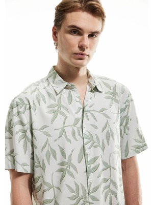 Viskon Regular Fit Kısa Kollu Yaprak Desenli Gömlek