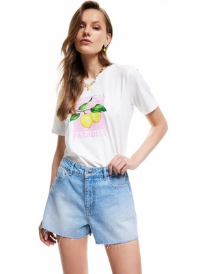 Koton Kiraz Nakış Detaylı Kesik Paça Mini Denim Şort