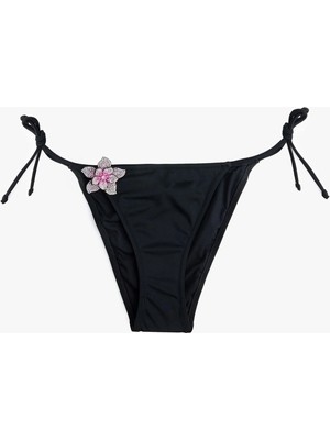 Koton Taşlı Çiçek Aksesuar Detaylı Yanları Bağlamalı Ipli Bikini Altı