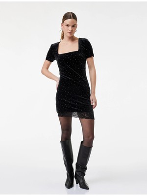 Koton Dantel Detaylı Kare Yaka Kısa Kollu Vatkalı Mini Taşlı Abiye Elbise