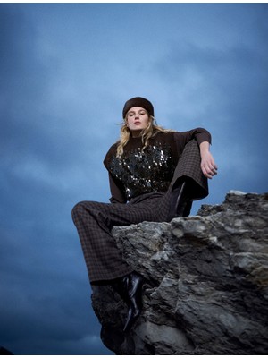 Koton x Şahika Ercümen - Dik Yaka Kolsuz Pul Payet Detaylı Triko Süveter