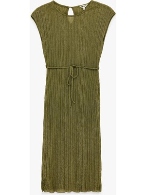 Koton Bel Bağlama Detaylı Yırtmaçlı Bisiklet Yaka Kolsuz Simli Piliseli Midi Elbise