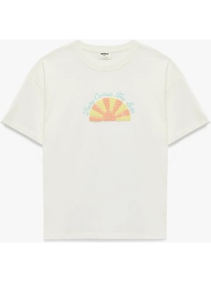 Koton Kısa Kollu Bisiklet Yaka Nakışlı Pamuklu Tişört