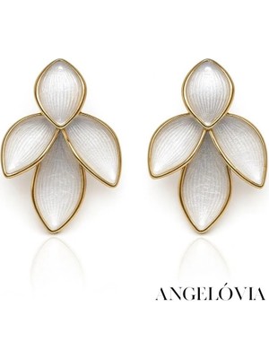 Zarif Beyaz Çiçek Formlu Çelik Küpe